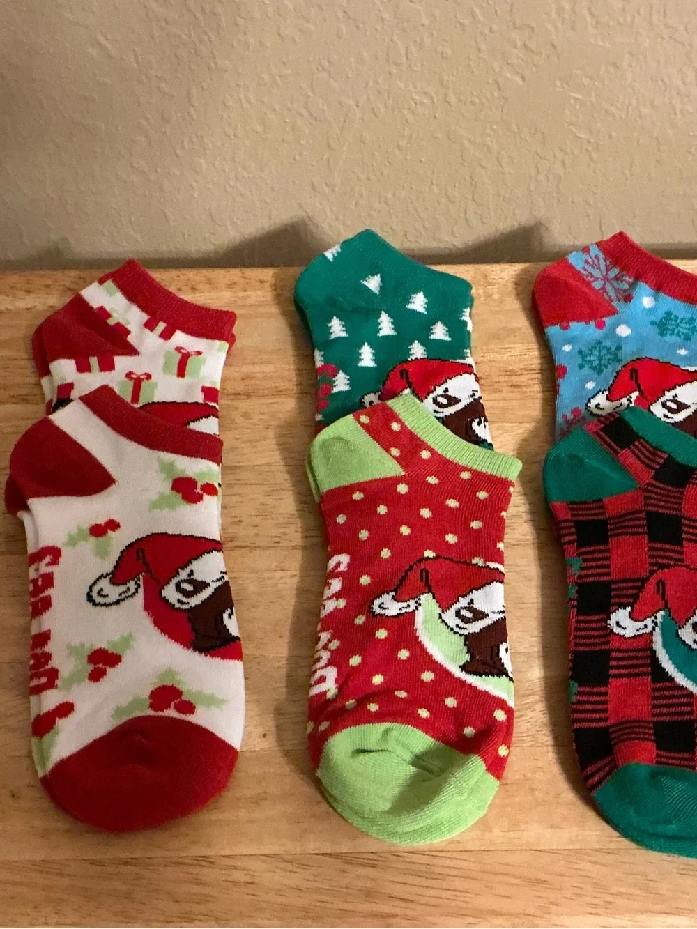 Kids Holiday Dog No-Show Socks in Green & Red